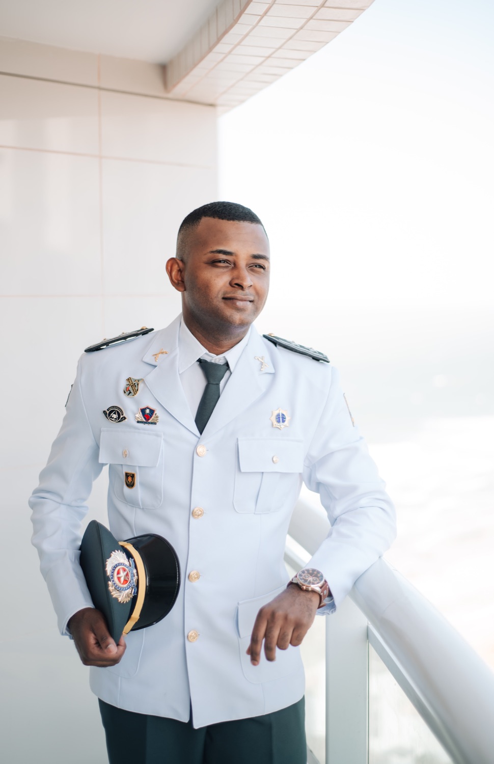 Claudir Ewerton em uniforme de gala da Polícia Militar do Maranhão, segurando o quepe