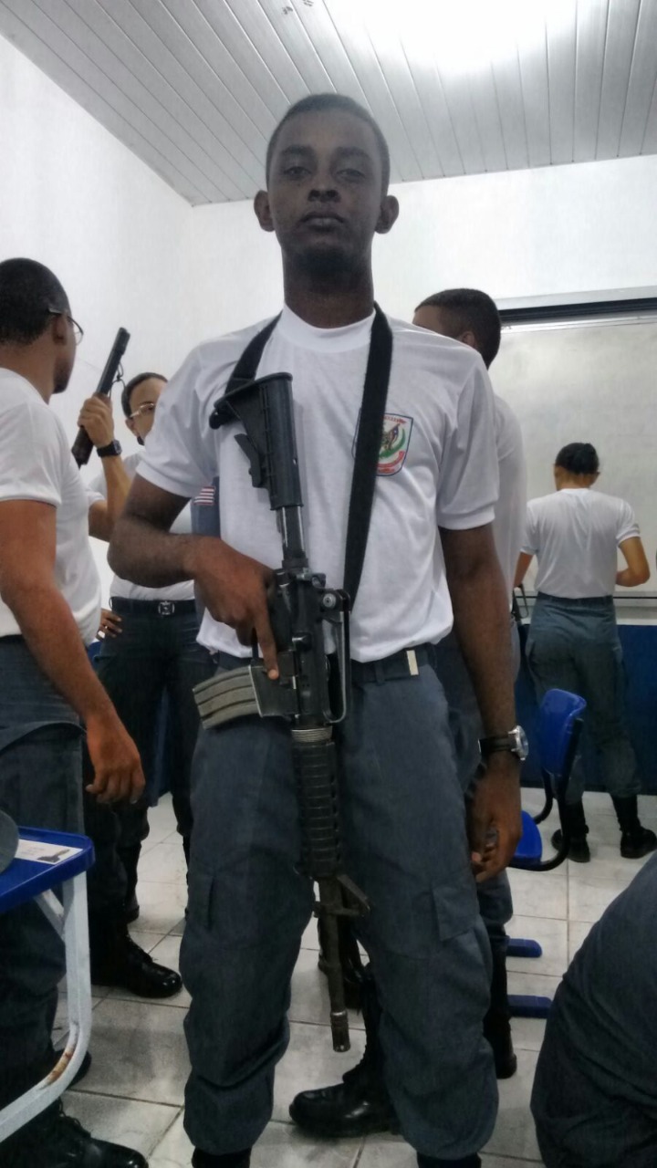 Registro da época na PMMA durante atividade prática em sala de aula, com equipamento de instrução e colegas